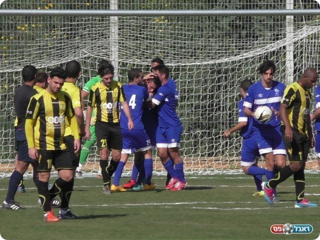 וחוגגת (שקד מורג)